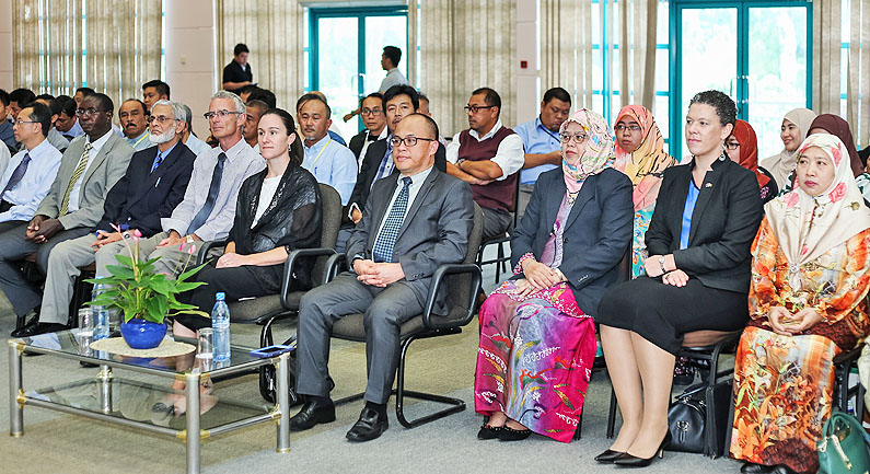 Dr Haji Abdul Manaf bin Haji Metussin, Permanent Secretary at the MPRT, Australian High Commissioner Her Excellency Nicola Rosenblum and officials at the event