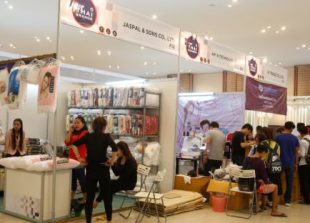 b2_vendors_and_shoppers_explore_the_top_thai_brands_exhibition_held_at_koh_pich_center_last_year_in_phnom_penh_03_02_2016_heng_chivoan