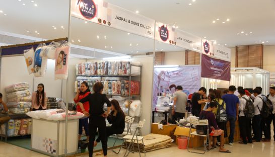 b2_vendors_and_shoppers_explore_the_top_thai_brands_exhibition_held_at_koh_pich_center_last_year_in_phnom_penh_03_02_2016_heng_chivoan