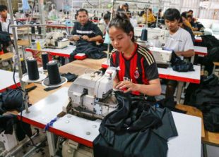 business_garment_factory_workers_produce_items_of_apparel_at_a_factory_in_kandal_province_last_year_25_10_2016_heng_chivoan
