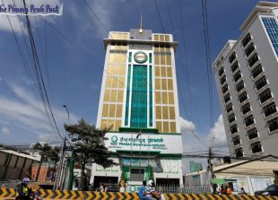business_traffic_passes_in_front_of_the_prasac_microfinance_institution_branch_office_in_phnom_penh_19_03_2017_pha_lina