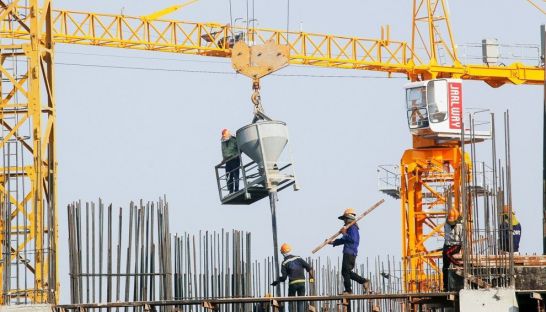 business_workers_prepare_to_pour_concrete_on_a_high-rise_construction_site_in_the_kingdoms_capital_27_10_2015_pha_lina