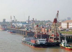 business_boats_are_loaded_with_containers_at_the_phnom_penh_autonomous_port_in_2012_heng_chivoan