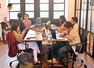 This picture taken on September 12, 2017 shows entrepreneurs working at the EV-Hive event space, a co-working space, in Jakarta.
Big-name investors including Expedia and Alibaba are pumping billions of dollars into Indonesian tech start-ups in a bid to capitalise on the countrys burgeoning digital economy and potential as Southeast Asias largest online market. Indonesia has seen a surge of cash into its technology sector over the past two years, helping support dozens of homegrown start-ups ranging from ride hailing apps to e-commerce firms. / AFP PHOTO / GOH Chai Hin / TO GO WITH Indonesia-technology-startups, FOCUS by Harry PEARL