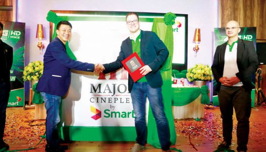 chy-sila-left-and-thomas-hundt-ceo-of-smart-axiata-shake-hands-at-the-signing-ceremony-for-major-cineplex-on-friday-heng-chivoan