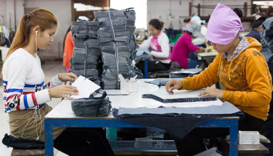 garment_workers_trace_pattern_templates_at_a_factory_in_phnom_penh_south_last_year_21_05_2015_kimberley_mccosker_0