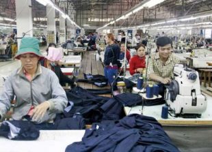 workers-at-the-kin-tai-garment-for-armani-jeans-on-the-outskirts-of-phnom-penh-in-late-2015-kimberly-mccosker