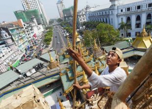 workers-reinforcing-sule-pagoda