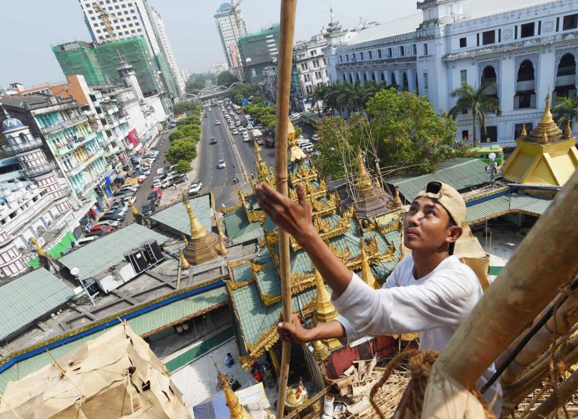 workers-reinforcing-sule-pagoda