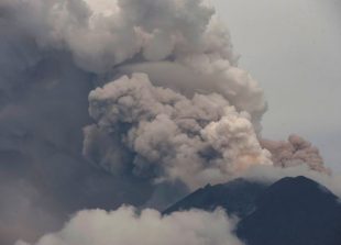 2017-11-29t052939z_2012232388_rc1e3a505870_rtrmadp_3_indonesia-volcano