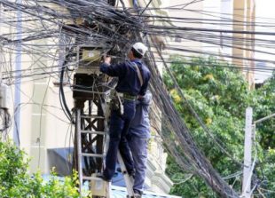 business_-_technicians_work_to_establish_a_new_power_connection_in_central_phnom_penh_heng_chivoan