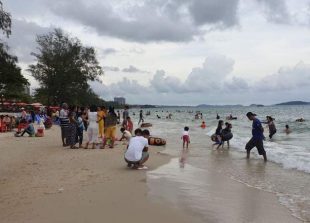Holidaymakers enjoying the beach at Sihanoukville in Cambodia last week. KT/Pann Rachana
