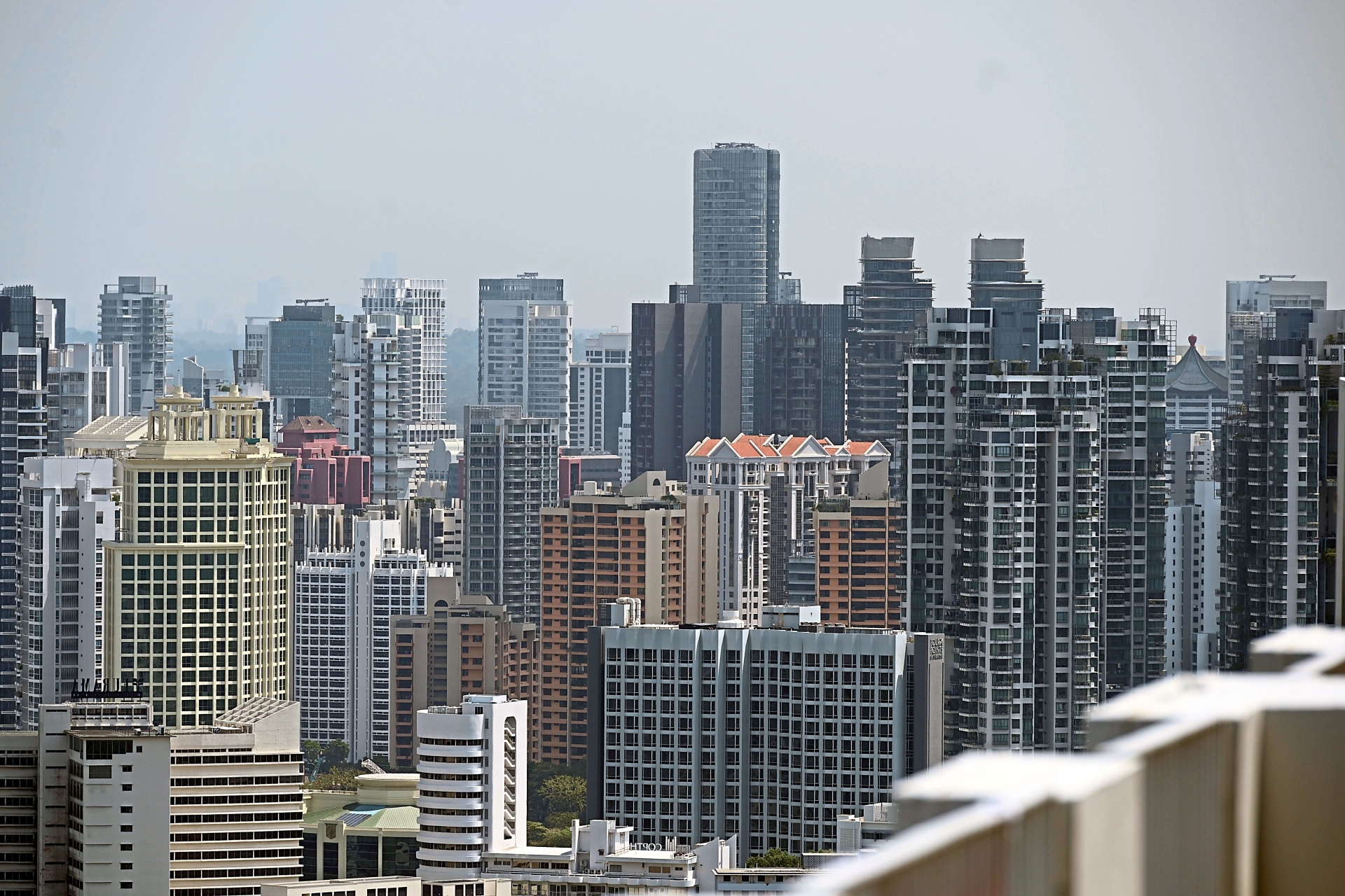 This photograph taken on August 19, 2019 shows an overview of highrise private condominiums in Singapore. - From luxury apartments in Singapore to Malaysian seafront condos, Hong Kongers are increasingly leaving the city to buy property in Southeast Asia, demoralised by increasingly violent protests as well as the China-US trade war. (Photo by Roslan RAHMAN / AFP) / TO GO WITH HongKong-China-SEAsia-politics-unrest-property,FOCUS by Sam Reeves and Catherine Lai