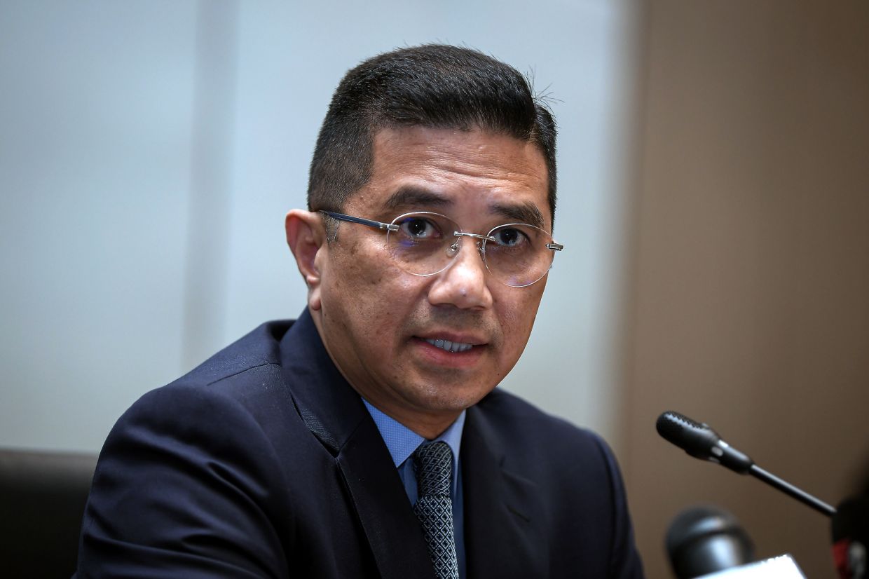 KUALA LUMPUR, 10 Nov -- Menteri Kanan yang juga Menteri Perdagangan Antarabangsa dan Industri Datuk Seri Mohamed Azmin Ali menghadiri sebuah sidang media mengenai ASEAN SUMMIT yang ke-37 di sebuah hotel hari ini.
--fotoBERNAMA (2020) HAK CIPTA TERPELIHARA