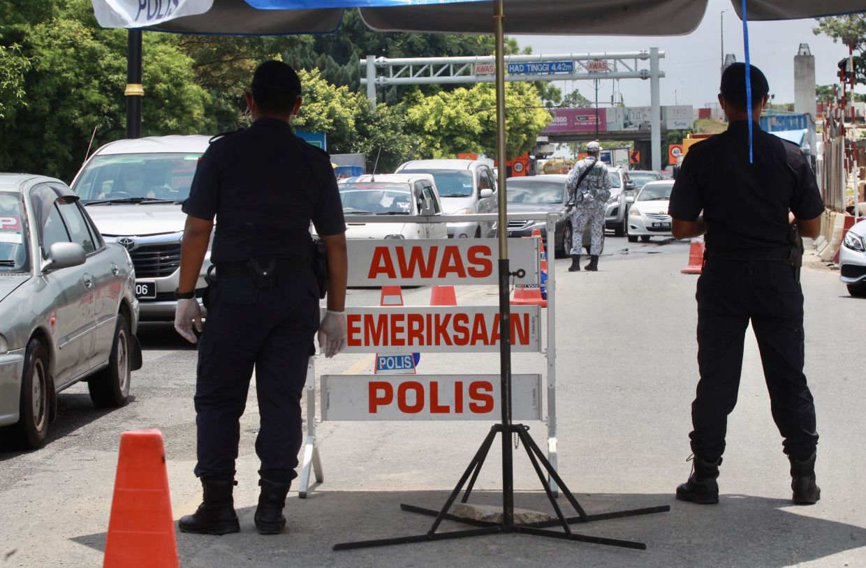 Soldiers and police personnel hold road blocks at major roads in Klang to enforce the movement control order (MCO).

NORAFIFI EHSAN /The Star