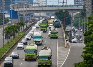 Traffic, normally bumper to bumper but now reduced due to the state of emergency due to the Covid-19 pandemic, moves smoothly during the afternoon rush hour in central Jakarta on February 10, 2021. (Photo by BAY ISMOYO / AFP)