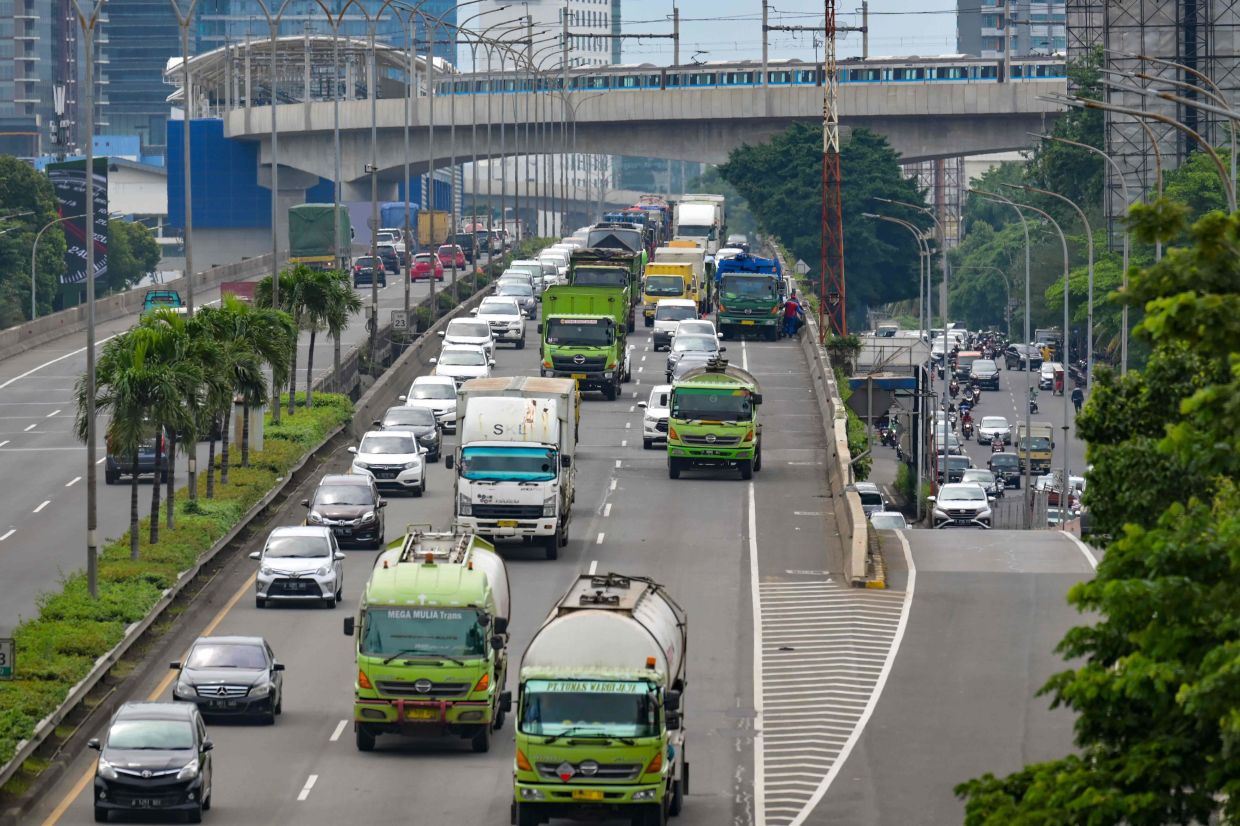 Traffic, normally bumper to bumper but now reduced due to the state of emergency due to the Covid-19 pandemic, moves smoothly during the afternoon rush hour in central Jakarta on February 10, 2021. (Photo by BAY ISMOYO / AFP)